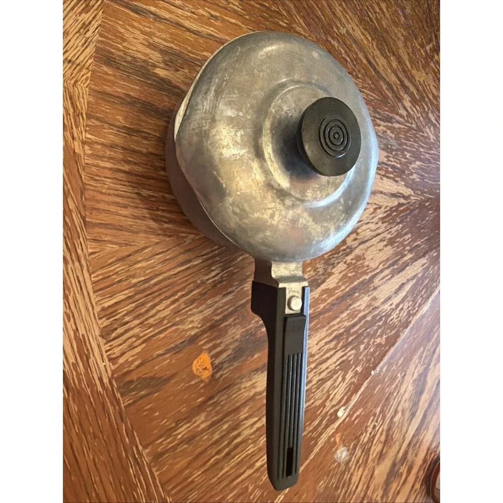 Vintage Magnalite GHC Sauce Pan 1 Quart Aluminum Bakelite Handle Pour Spouts Lid